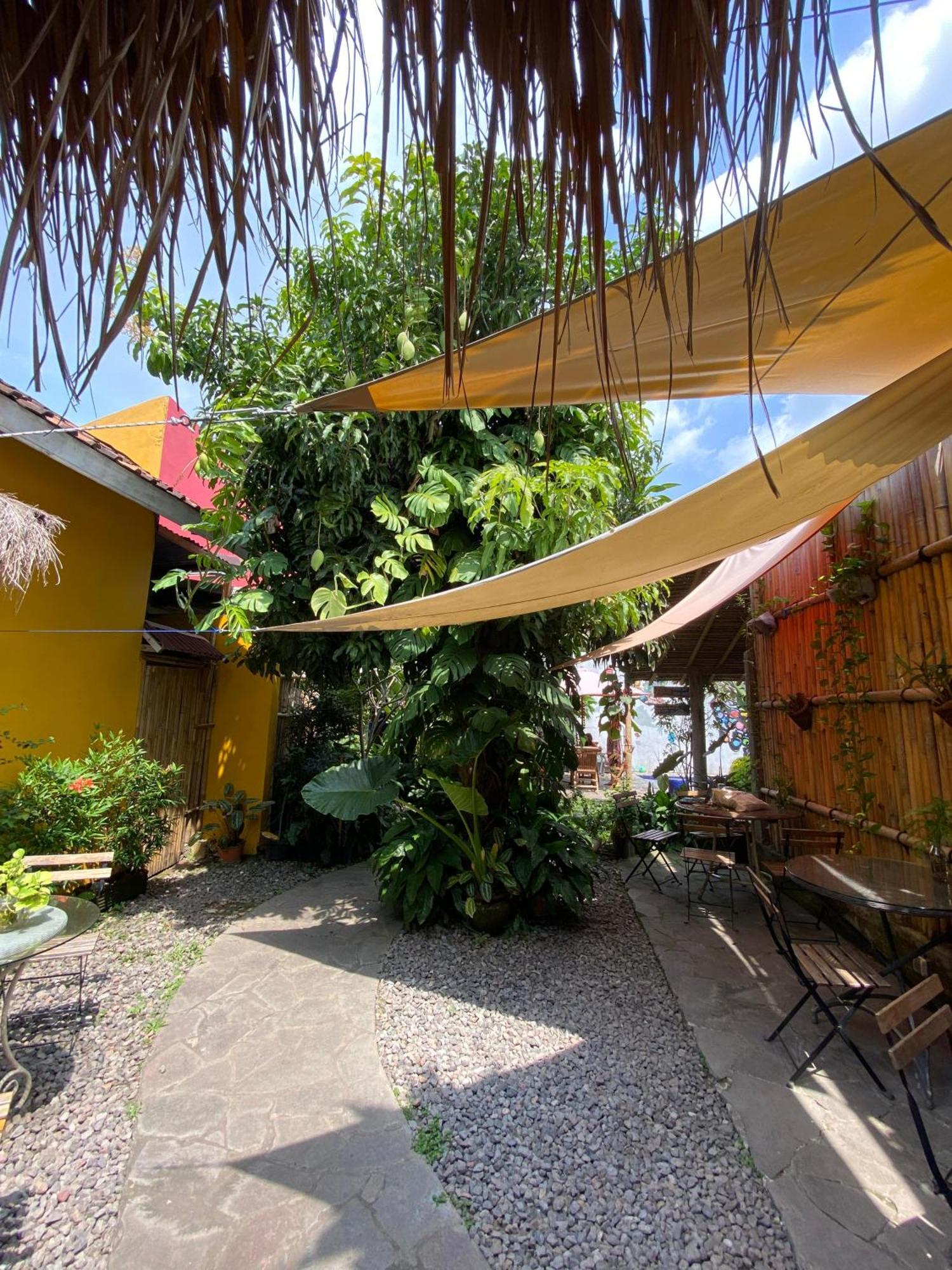 Viavia Guesthouse Yogyakarta Exterior foto