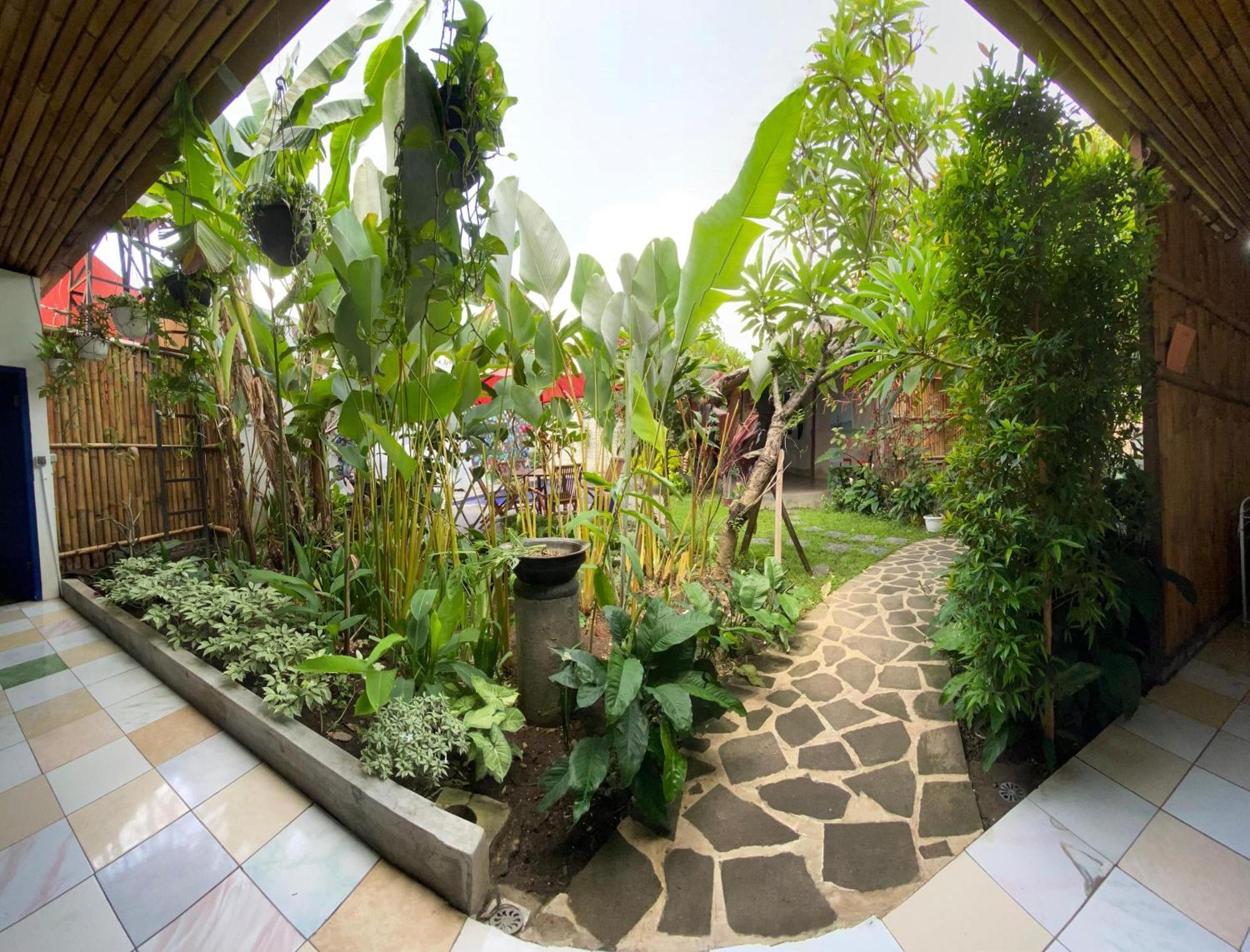 Viavia Guesthouse Yogyakarta Exterior foto